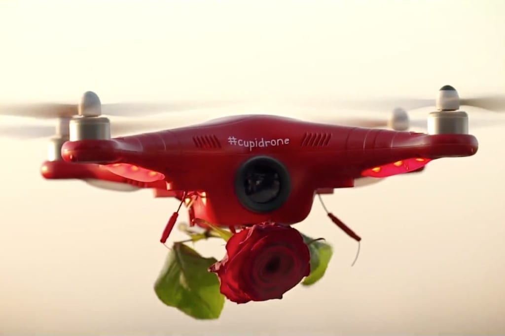 Cupidrone entrega rosas a casais e pessoas solteiras em busca de um amor.