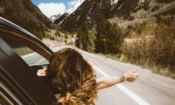 Carro na estrada e cabelos ao vento