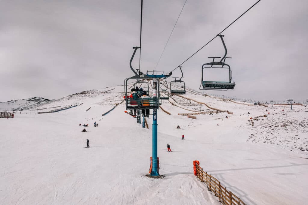Teleférico na estação de esqui de El Colorado, nos andes chilenos
