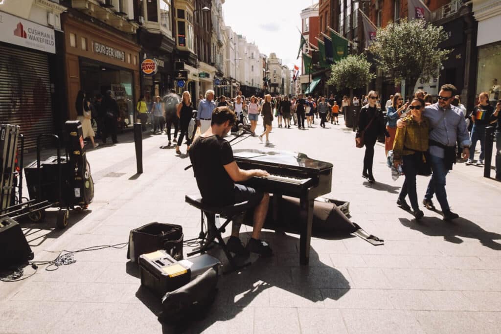 Ser um artista de rua é uma forma divertida de se manter durante a viagem
