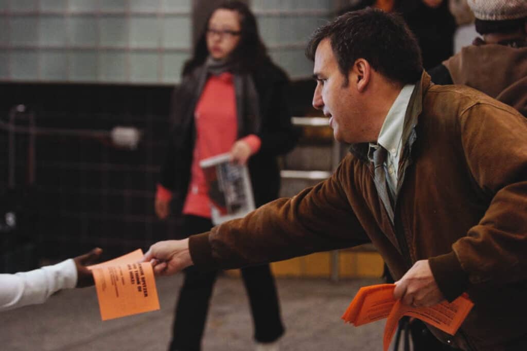 Panfletagem é uma opção de trabalho para viajantes sem vínculos empregatícios