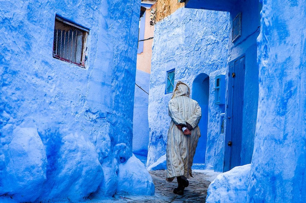 Pessoa andando pelas ruas azuis de Chefchaouen, Marrocos