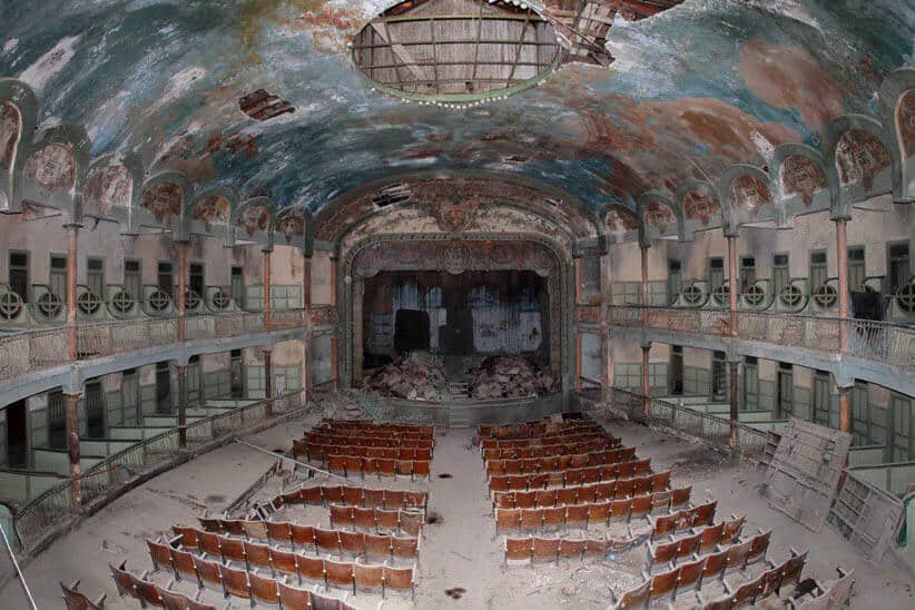 Interior do Gran Teatro Cervantes em situação de abandono