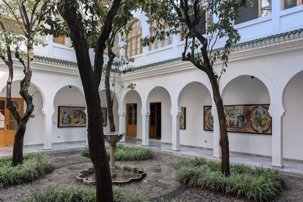 O Museu Dar Niaba funciona no antigo palácio do sultão em Tânger