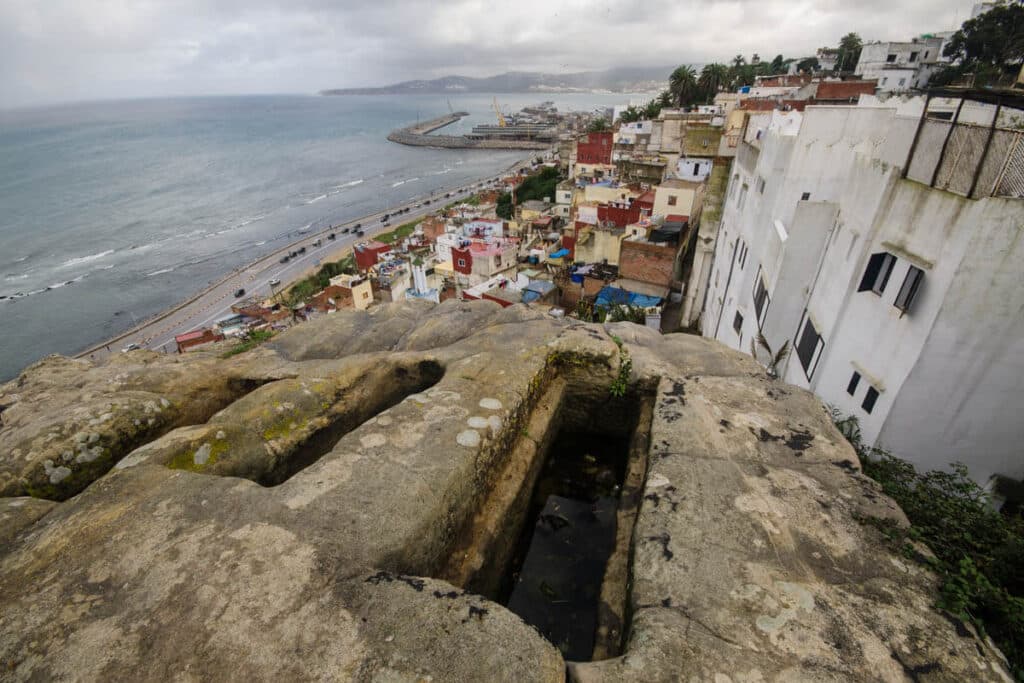 Túmulos fenícios e a vista do Mediterrâneo em Tânger, no Marrocos