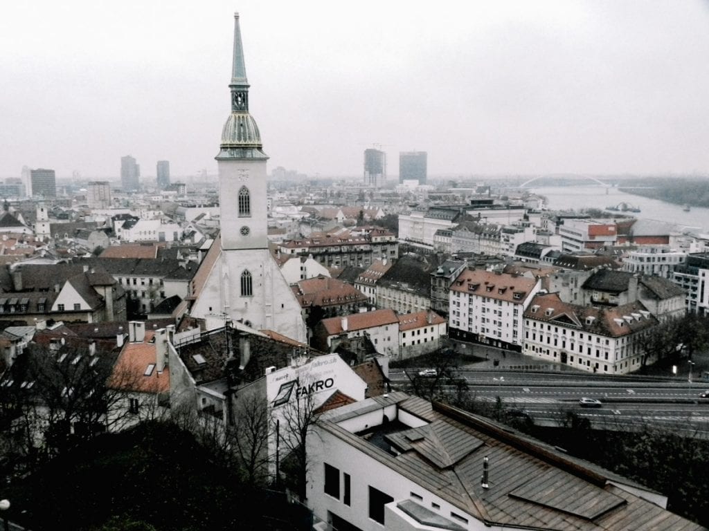 Catedral de São Martinho se destacando entre outras construções de Bratislava