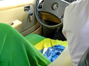 Bandeira do Brasil usada no banco de um taxista em Tânger, Marrocos