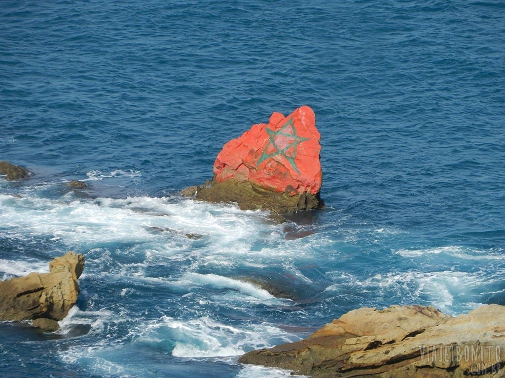 Bandeira do Marrocos pintada em uma pedra, próximo à Cap Spartel, Tânger, Marrocos