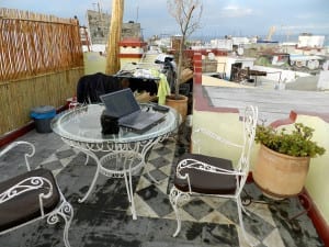 "Escritório temporário" em Tânger, Marrocos, no terraço do albergue The Melting Pot