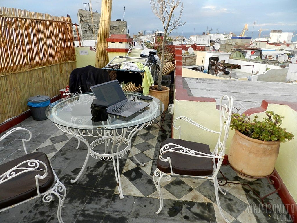 "Escritório temporário" em Tânger, Marrocos, no terraço do albergue The Melting Pot