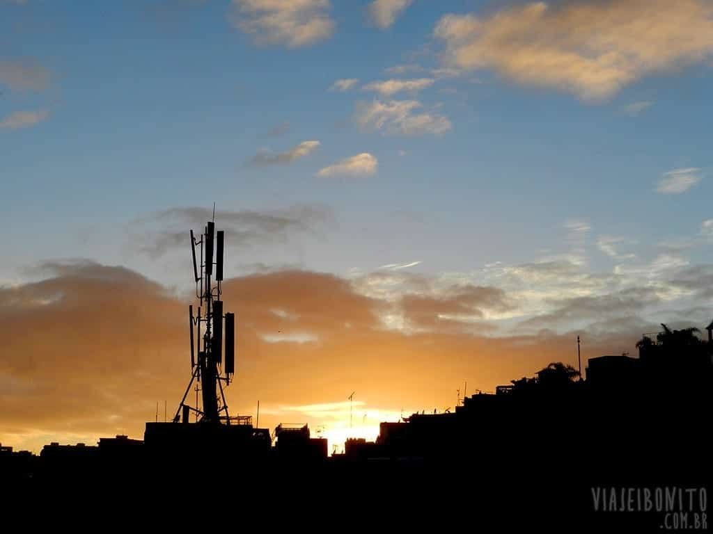 Pôr-do-sol na cidade de Tânger, Marrocos, visto do terraço do albergue The Melting Pot