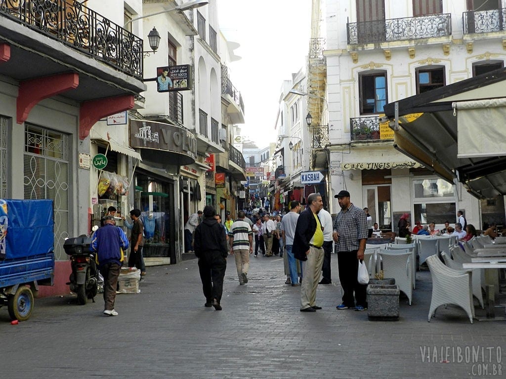 Rua que vai em direção ao Kasbah de Tânger, Marrocos