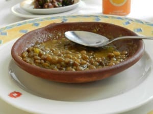 Sopa de lentilhas, servida como cortesia em um restaurante em Tânger, Marrocos