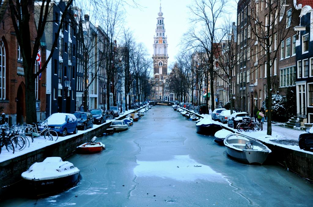 Um dos canais de Amsterdã, Holanda, congelado