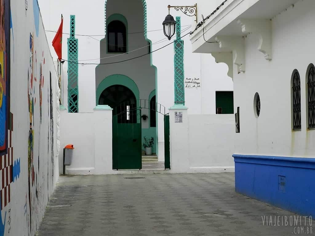 Portão de um colégio em Asilah, Marrocos