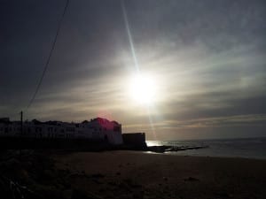 Pôr-do-sol na praia de Asilah, Marrocos