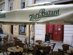 Bar que serve a Zlatý Bažant, cerveja da Eslováquia