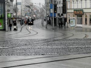 Bonde percorrendo as ruas do centro de Bratislava, Eslováquia