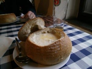 Prato tradicional da Bratislava, Eslováquia, que leva queijo de ovelha, bacon e nhoque