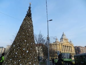 Árvore de Natal de madeira montada em Deák tér durante o dia, em Budapeste, Hungria