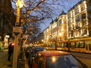 Uma das avenidas principais de Budapeste, Hungria, iluminadas para o Natal