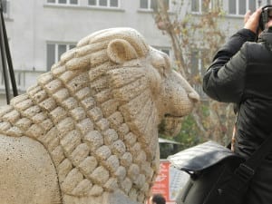 Uma das várias estátuas de Leão encontradas por Budapeste, Hungria