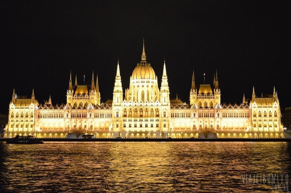 Parlamento de Budapeste, Hungria, à noite