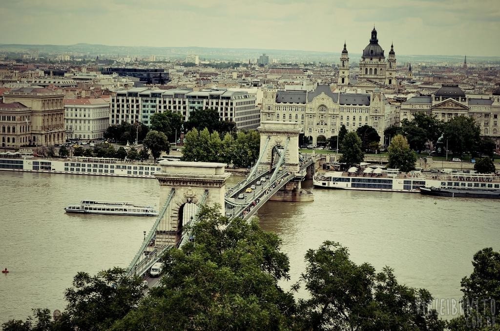 Uma das pontes que liga Buda e Peste pelo Rio Danúbio, na Hungria
