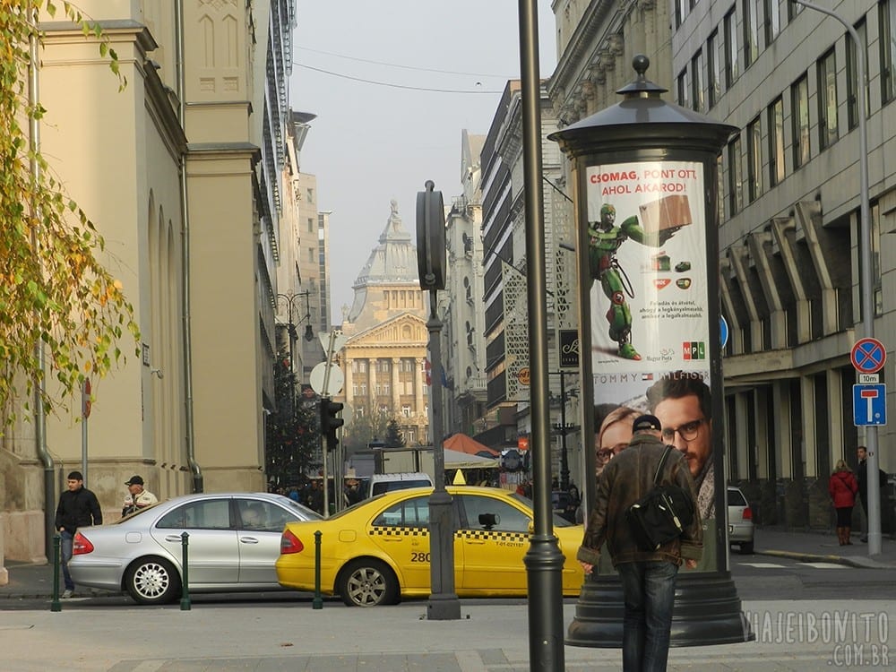 Uma das ruas do centro de Budapeste, Hungria