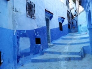 Rua tomada pela cor azul em Chefchaouen, Marrocos