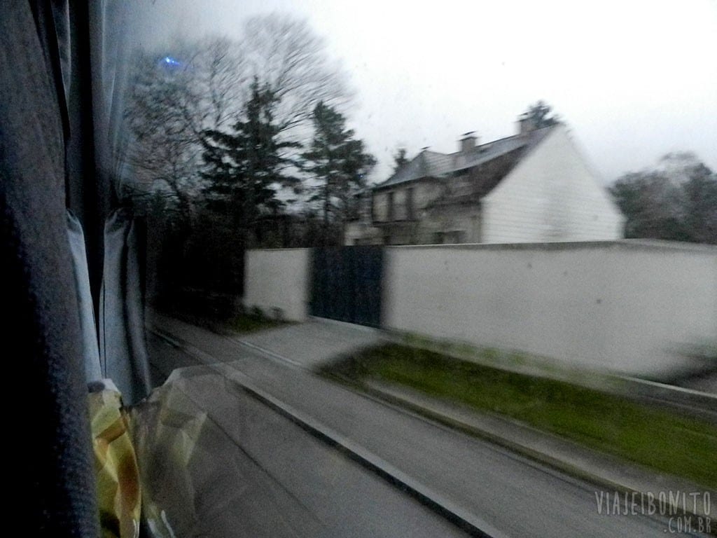 Casas ao longo da estrada que vai de Viena, Áustria, à Bratislava, Eslováquia