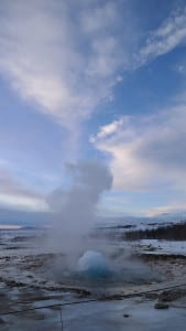 Gêiser em erupção, no exato momento em que a bolha começa a sair, na Islândia