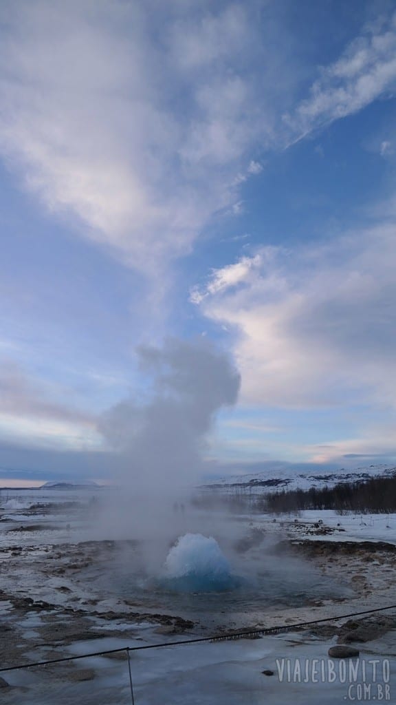 Gêiser em erupção, no exato momento em que a bolha começa a sair, na Islândia