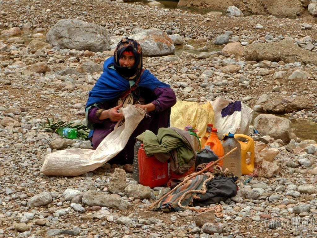 Moradora das montanhas que ocasionalmente busca água em Gordes du Todra, Marrocos