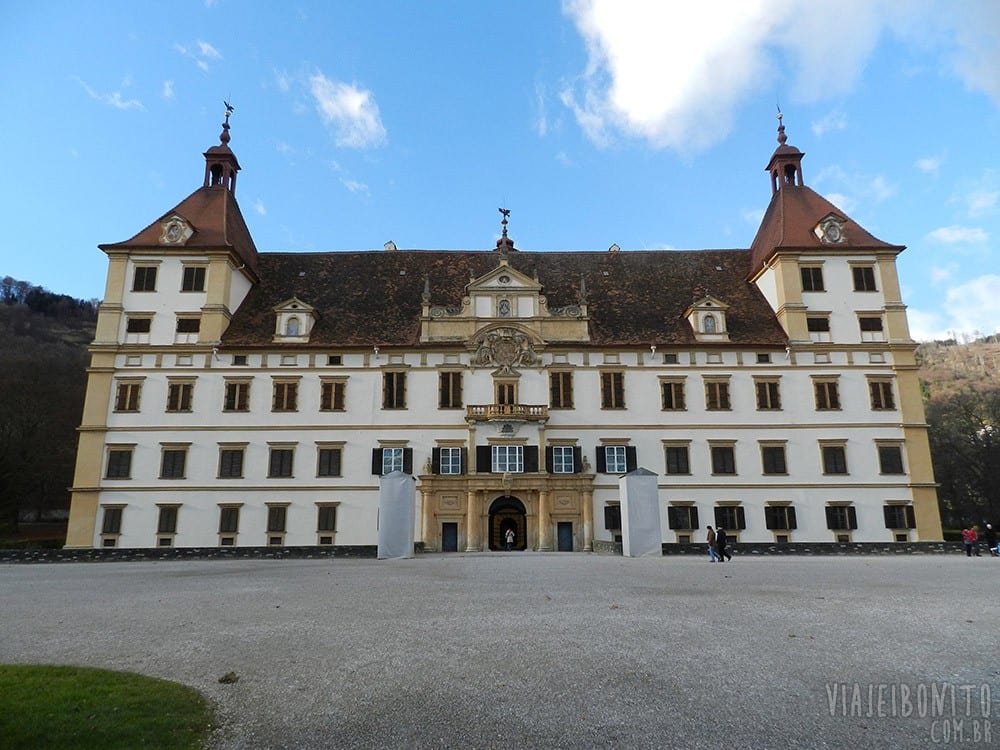 Vista frontal do palácio em Schloss Eggenberg, Graz, Áustria