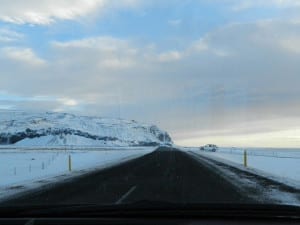 Estrada islandesa após visita ao Gêiser