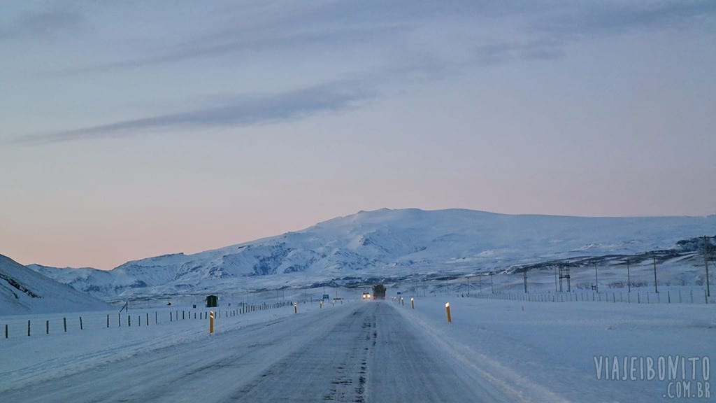 Estrada islandesa com montanha ao fundo