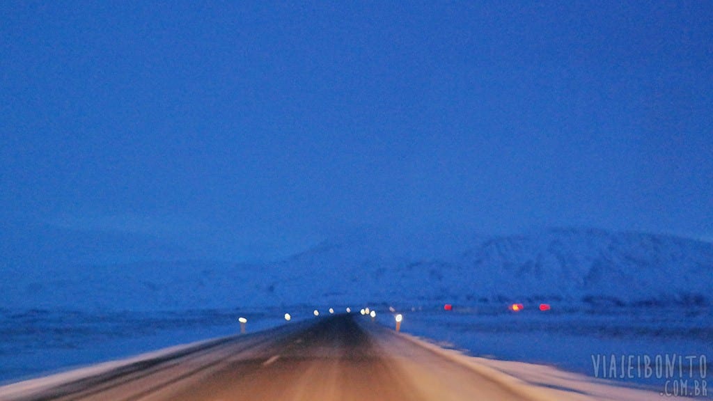 Estrada islandesa durante as primeiras luzes da manhã