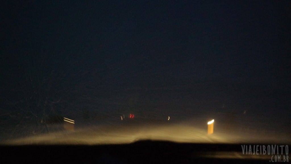 Estrada islandesa com pouca visibilidade, antes do sol nascer e com rajadas de vento e neve