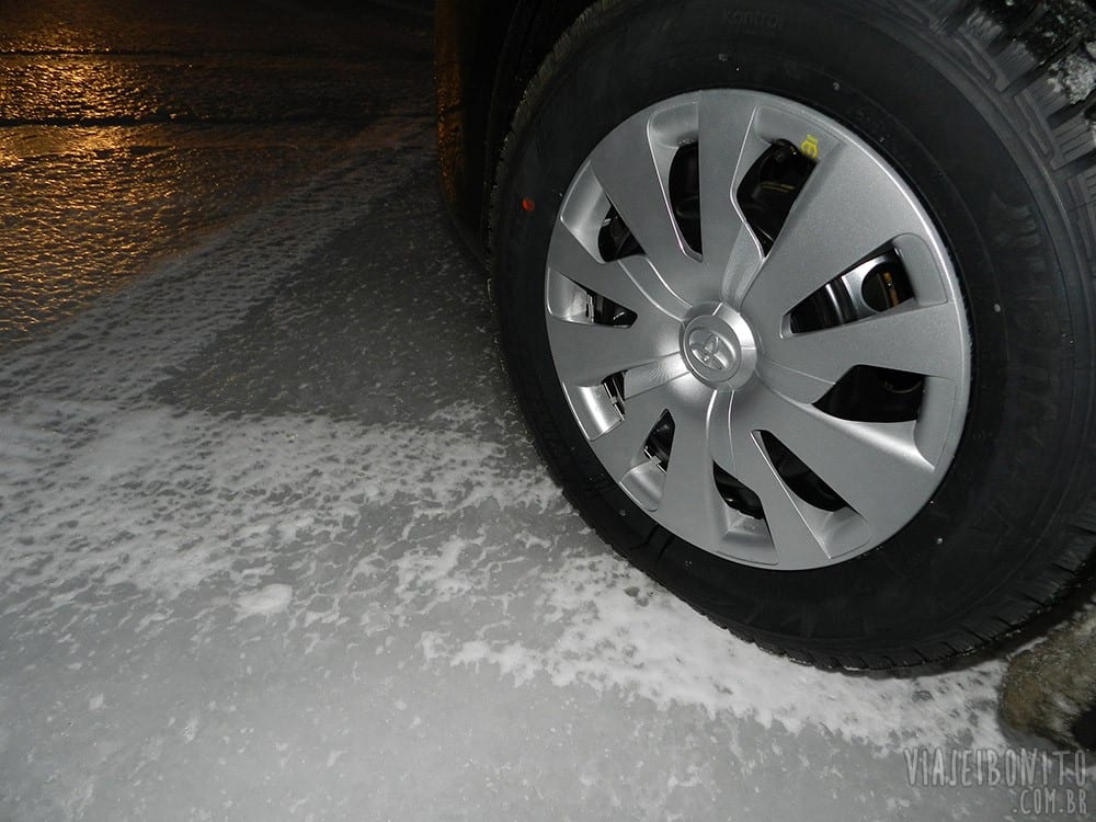 Pneu de nosso veículo em uma estrada totalmente coberta por gelo na Islândia