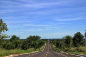 Longo trecho de reta em estrada no Pantanal, Mato Grosso do Sul