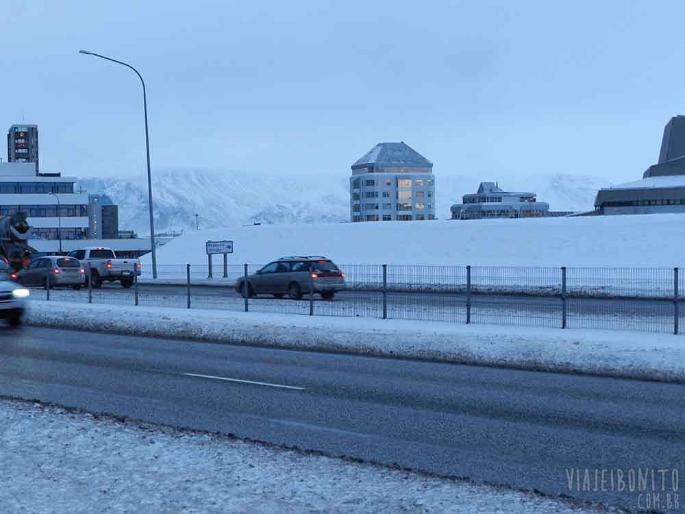 Uma das várias avenidas de Reykjavík, Islândia