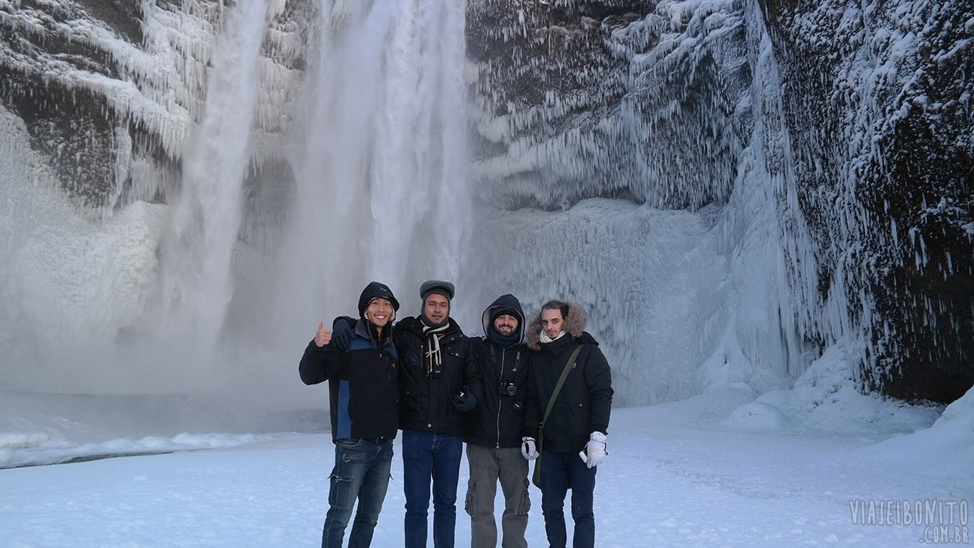 Grupo da road trip em Skógafoss, Islândia