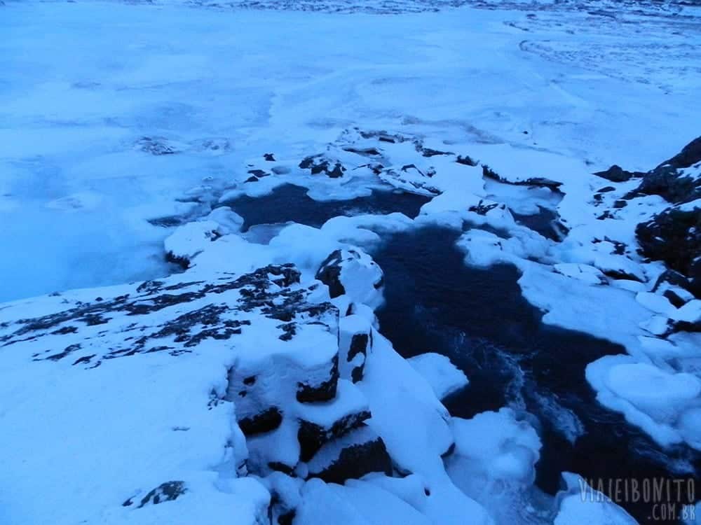 Pequeno lago praticamente congelado em Þingvellir, Islândia