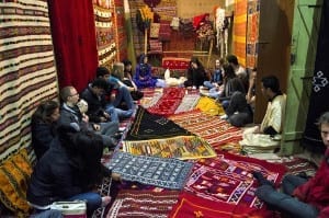 Visita a uma casa berbere que tem como tradição a venda de tapetes, em Tinghir, Marrocos