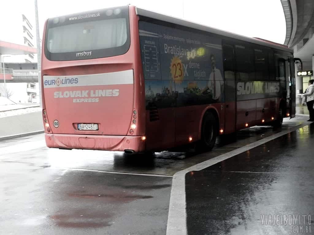Ônibus que sai do aeroporto de Viena, Áustria, e vai pra Bratislava, na Eslováquia