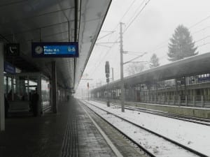 Aguardando uma conexão na estação de Viena, na Áustria