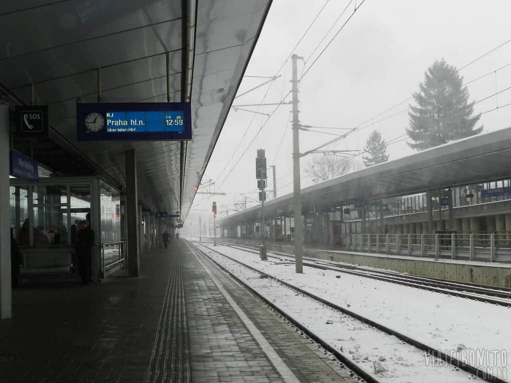 Aguardando uma conexão na estação de Viena, na Áustria