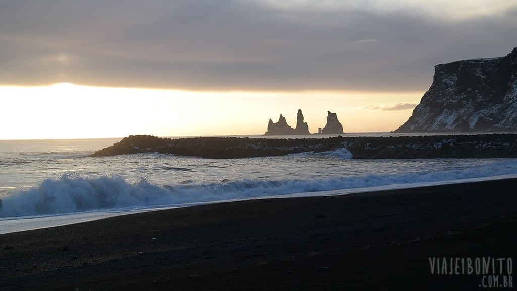 Pedras ao longo da praia de Vík, Islândia
