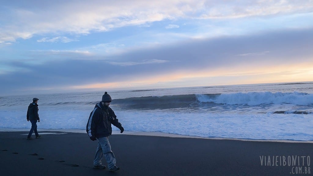 Caminhando próximo à praia de Vík, Islândia
